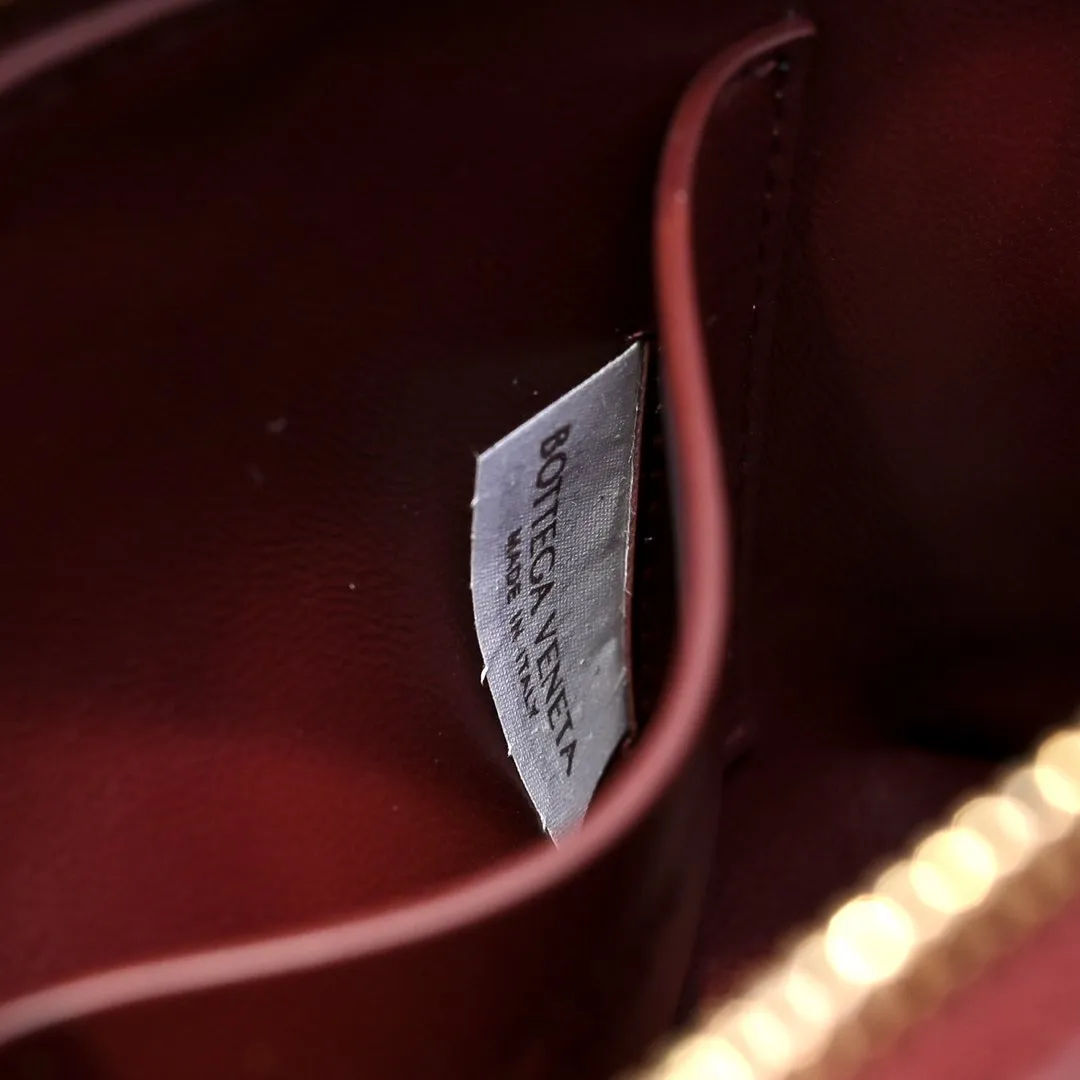 Batch 1260 #Bv The new Concert pouch is the most beautiful and practical mini bag I have ever seen 🎈 The bag body adopts the classic lntrecciato weaving process✅ It is equipped with a leather double-headed zipper, the opening is wide, easy to take and put, the shoulder strap knot can be slid to adjust the length freely, that is, 🉑️crossbody/underarm, and can be used as a clutch bag. Small body, large capacity, so practical! The key is that it is extremely versatile! Come and buy this small, exquisite, beautiful and versatile bag 👍 Model: 4258 Size: 18.5*11.5*8.5